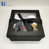 Роскошный черный картон одевает бумажную подарочную коробку с прозрачной крышкой любимца
