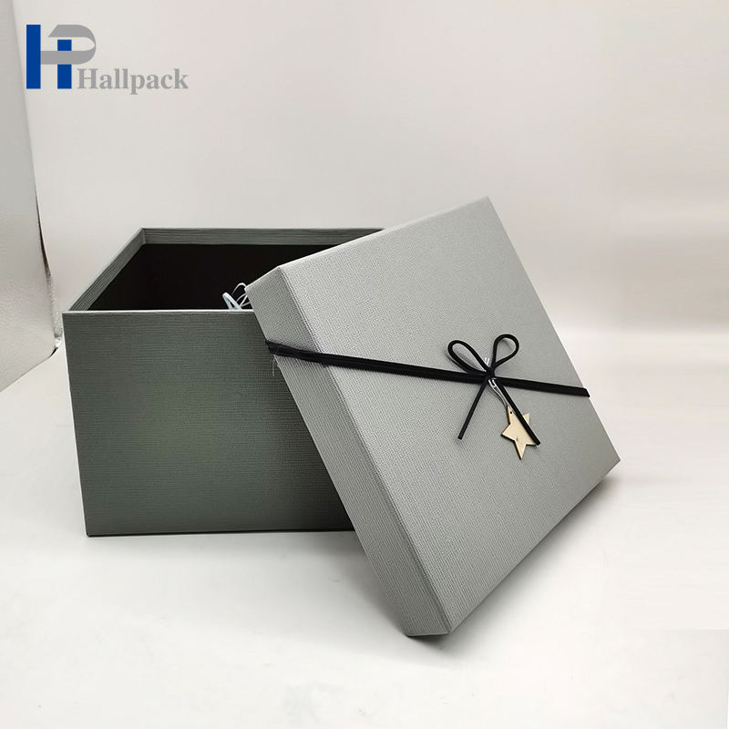 Бумажная коробка изготовленной на заказ серой картонной роскошной коробки упаковывая бумажную коробку с лентой