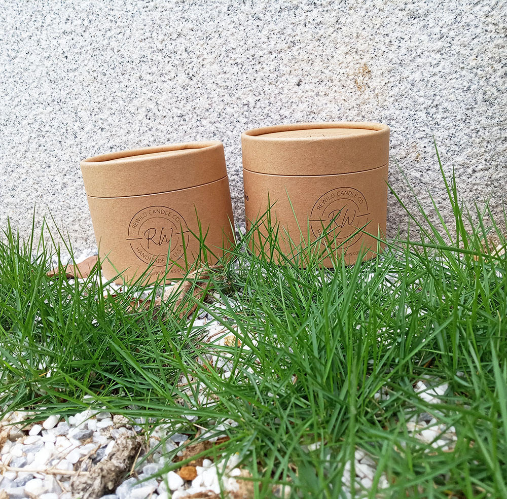 100% переработанный материал. Изготовленная на заказ упаковка для бумажных туб для свечей.