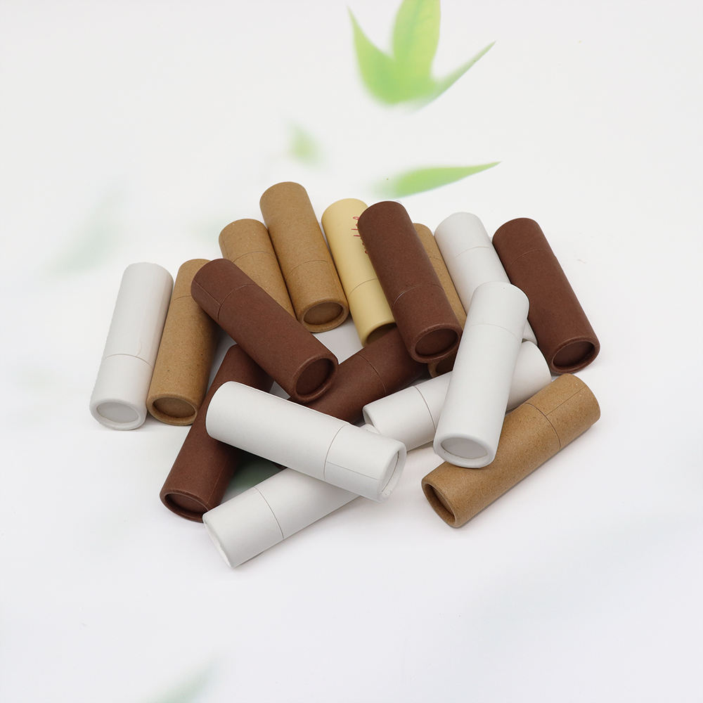 Биоразлагаемая крафт-бумага для губной помады. Тюбик для упаковки. Разработанный брендом. Роторная тарелка из крафт-бумаги. Особенности использования для изготовления свечей. Печатный логотип.