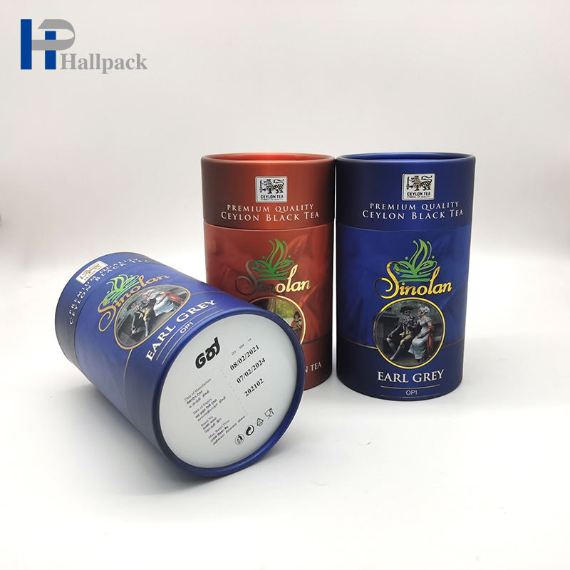 Упаковка чая из синей бумажной тубы Белая футболка Упаковка из бумажной тубы