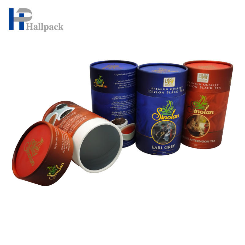 Упаковка чая из синей бумажной тубы Белая футболка Упаковка из бумажной тубы