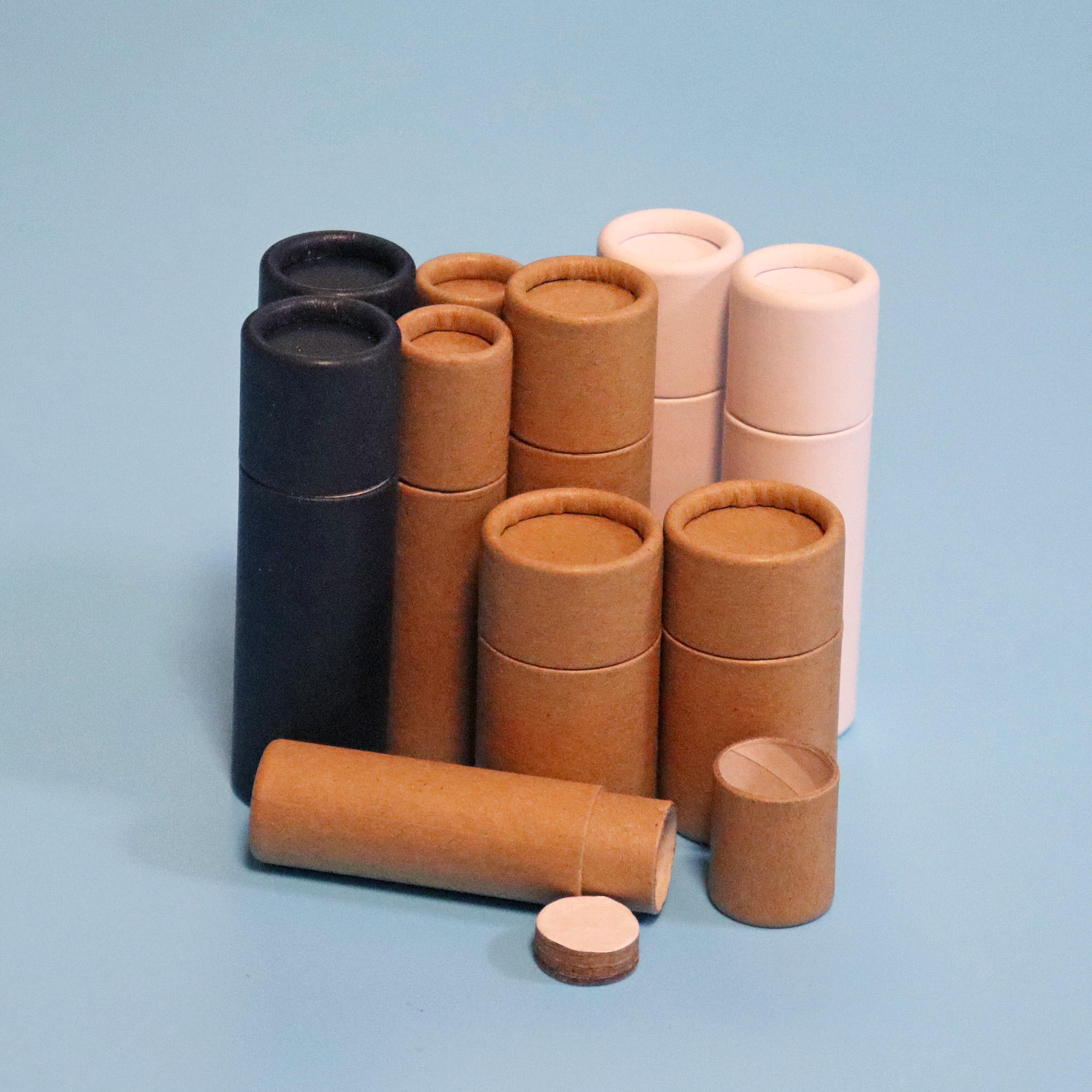 Коричневый тюбик из крафт-бумаги. Бумажный упаковочный тюбик. Белый биоразлагаемый дезодорирующий блеск для губ. Бумажный тюбик с эффектом пуш-ап для упаковки бальзама для губ.