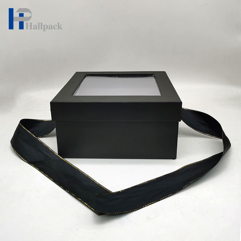 Роскошный черный картон одевает бумажную подарочную коробку с прозрачной крышкой любимца