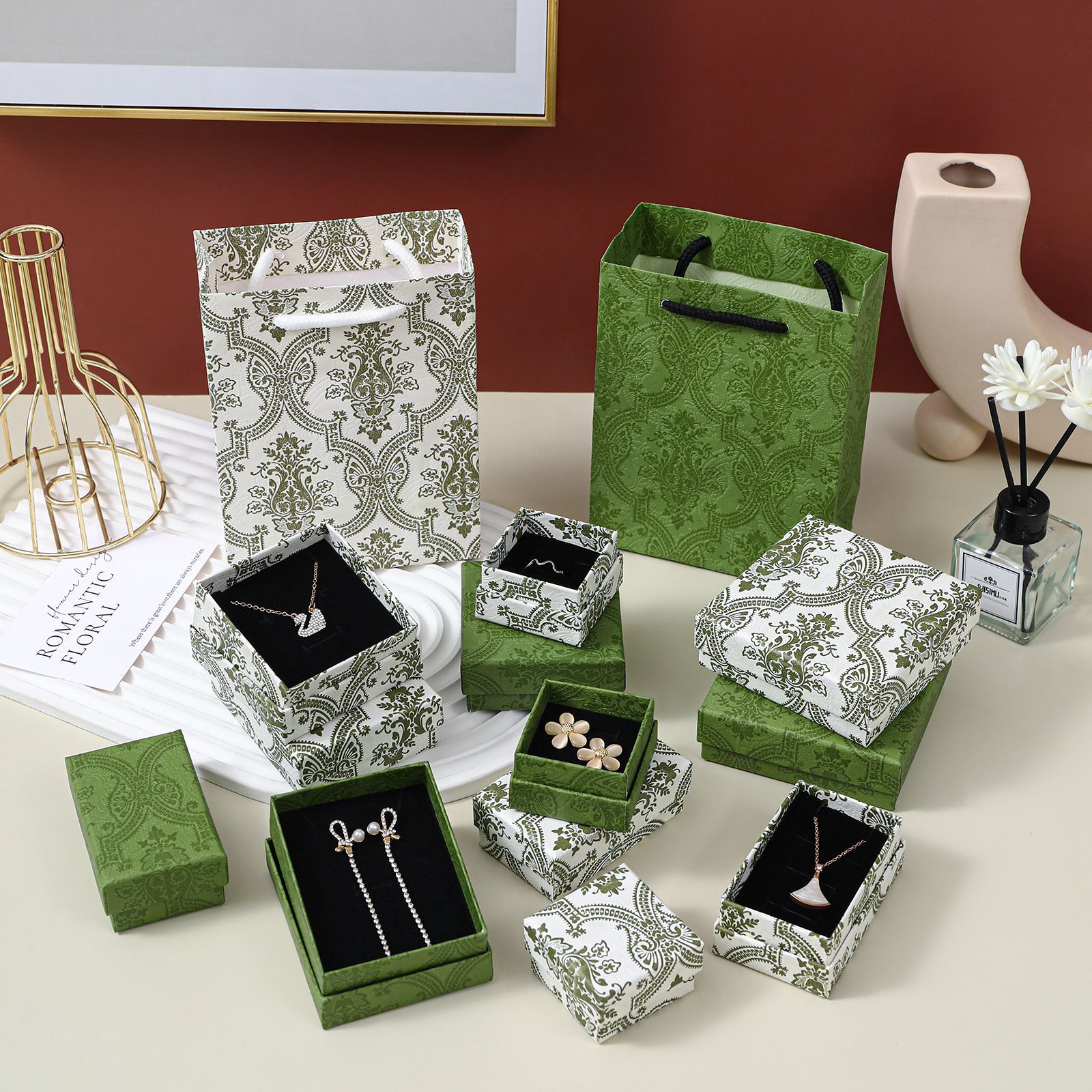 Упаковка для боксов на небесах и земля