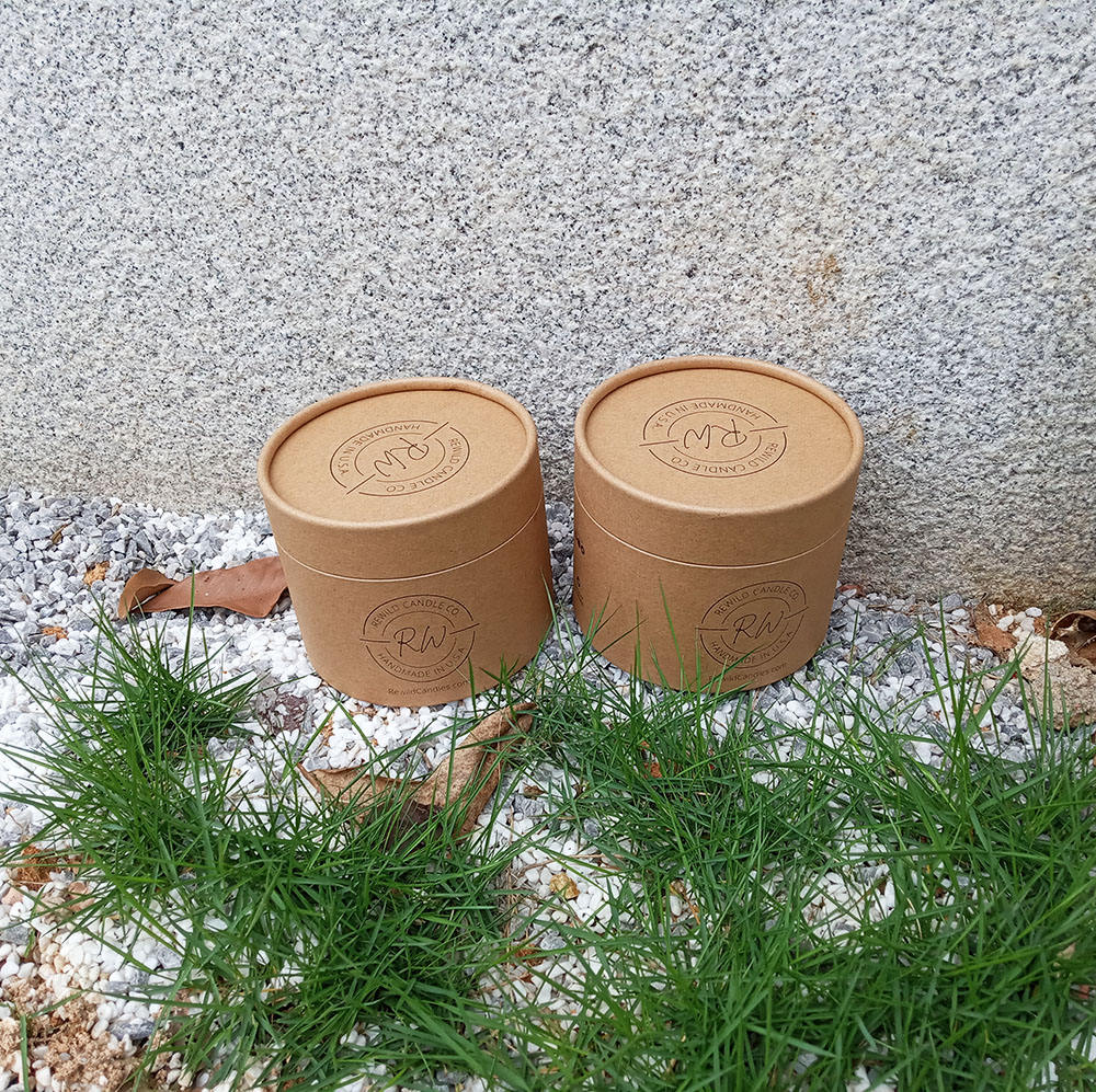 100% переработанный материал. Изготовленная на заказ упаковка для бумажных туб для свечей.