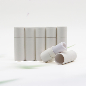 Биоразлагаемая крафт-бумага для губной помады. Тюбик для упаковки. Разработанный брендом. Роторная тарелка из крафт-бумаги. Особенности использования для изготовления свечей. Печатный логотип.