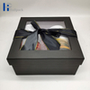 Роскошный черный картон одевает бумажную подарочную коробку с прозрачной крышкой любимца
