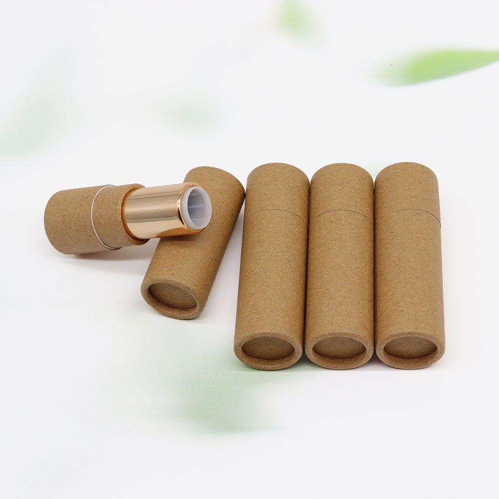 Биоразлагаемая крафт-бумага для губной помады. Тюбик для упаковки. Разработанный брендом. Роторная тарелка из крафт-бумаги. Особенности использования для изготовления свечей. Печатный логотип.
