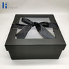 Роскошный черный картон одевает бумажную подарочную коробку с прозрачной крышкой любимца