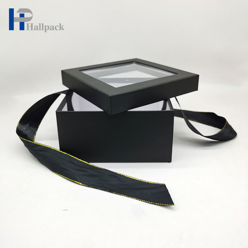 Роскошный черный картон одевает бумажную подарочную коробку с прозрачной крышкой любимца