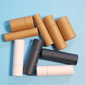 Коричневый тюбик из крафт-бумаги. Бумажный упаковочный тюбик. Белый биоразлагаемый дезодорантный блеск для губ. Бумажный тюбик с эффектом пуш-ап для упаковки бальзама для губ.