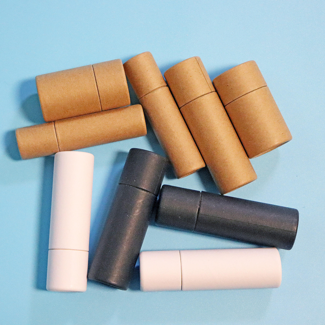 Коричневый тюбик из крафт-бумаги. Бумажный упаковочный тюбик. Белый биоразлагаемый дезодорантный блеск для губ. Бумажный тюбик с эффектом пуш-ап для упаковки бальзама для губ.