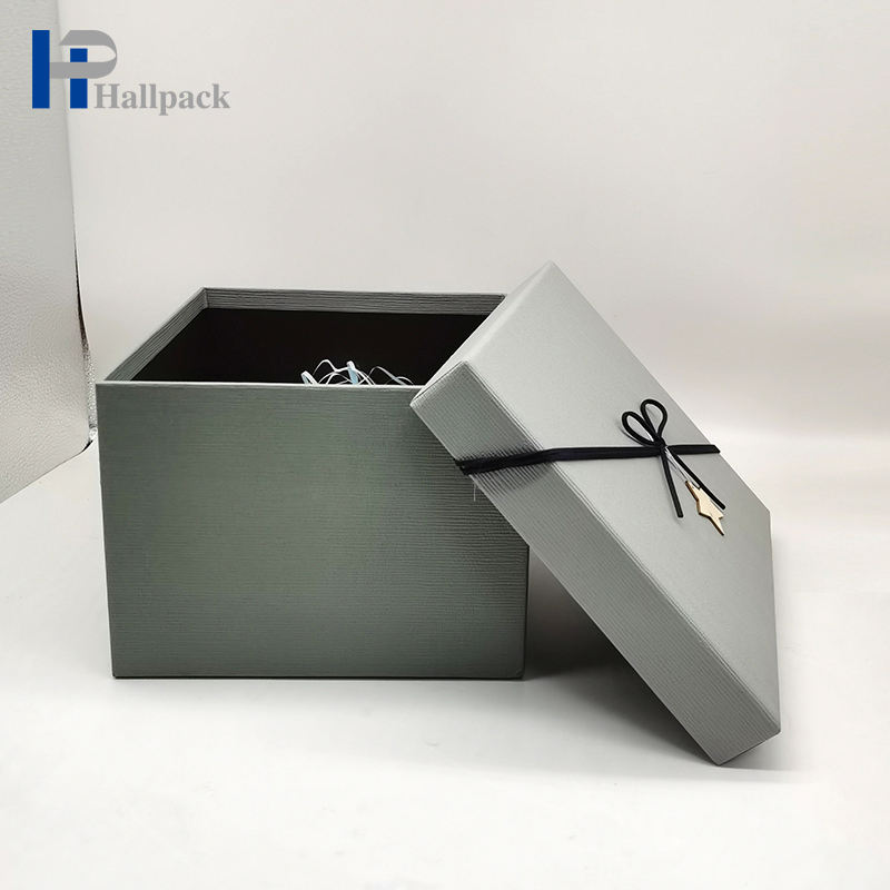 Бумажная коробка изготовленной на заказ серой картонной роскошной коробки упаковывая бумажную коробку с лентой